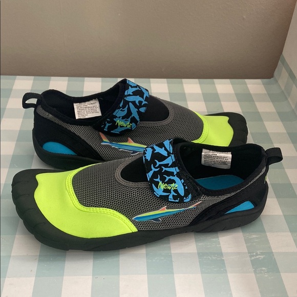 Excellent Condition Velcro Water Shoes with Sock-Like Fit Size 6 - Picture 6 of 6